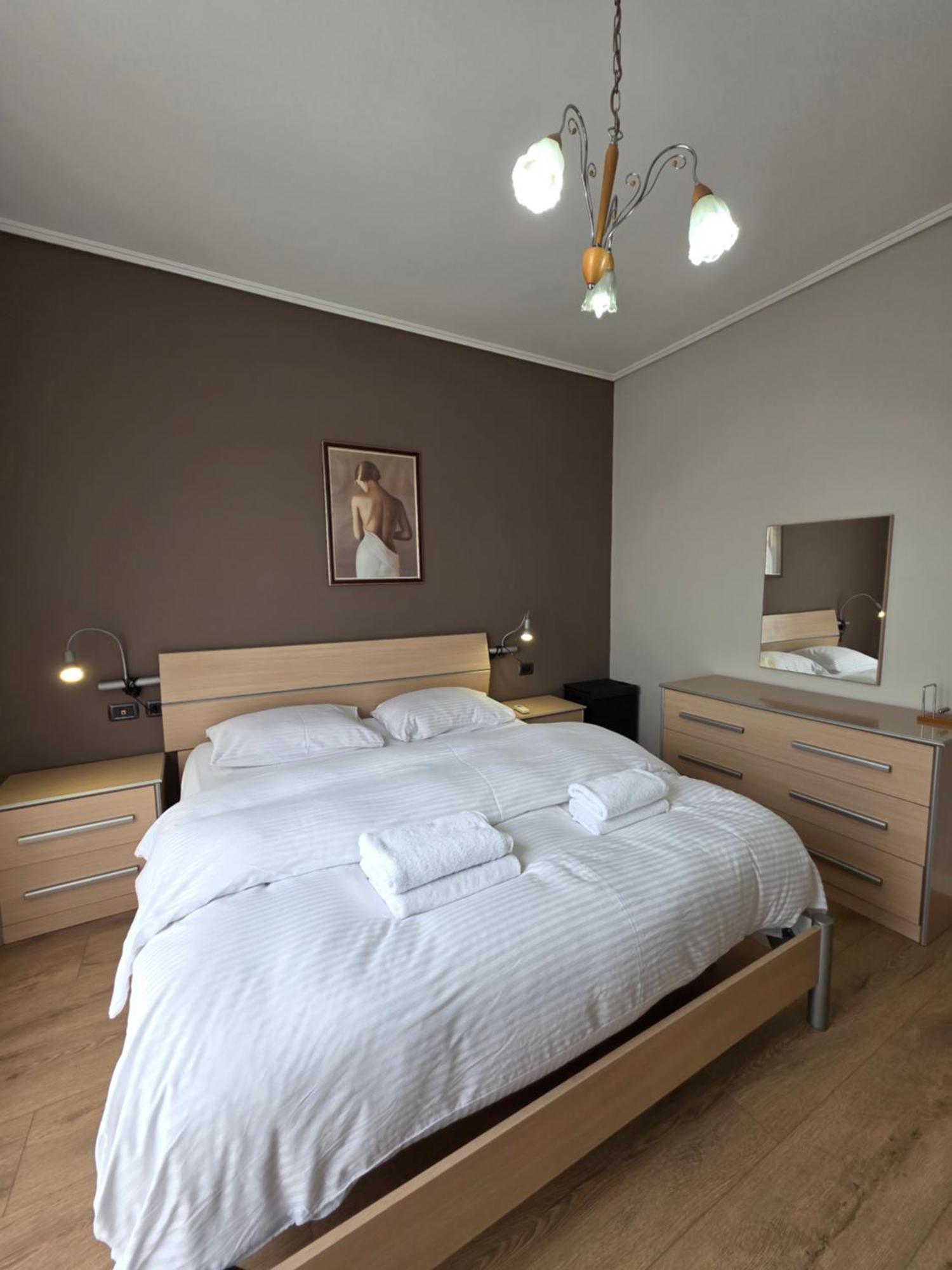Aura Skanderbeg Square Apartments ติรานา ภายนอก รูปภาพ